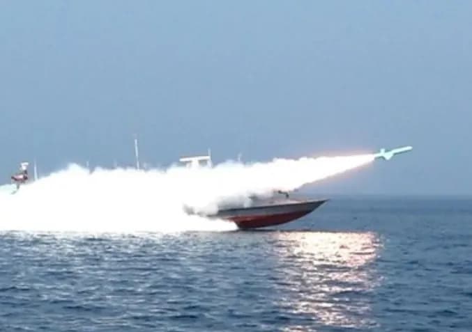 Selat Hormuz Memanas, Pasukan Iran-AS Saling Serang