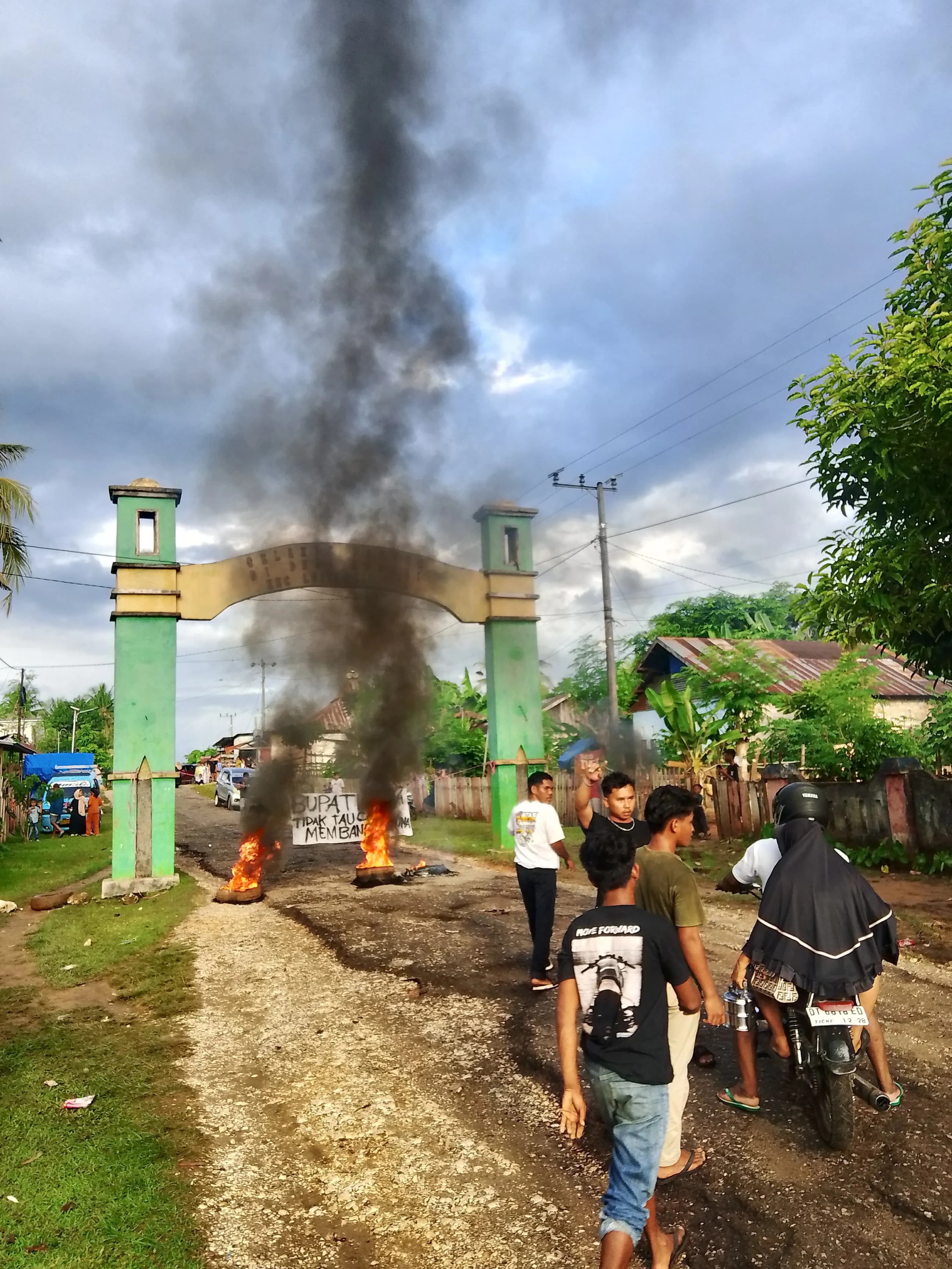 Usai Sholat Ied, Warga Lohia Blokade Jalan Buntut Jalan Rusak Parah