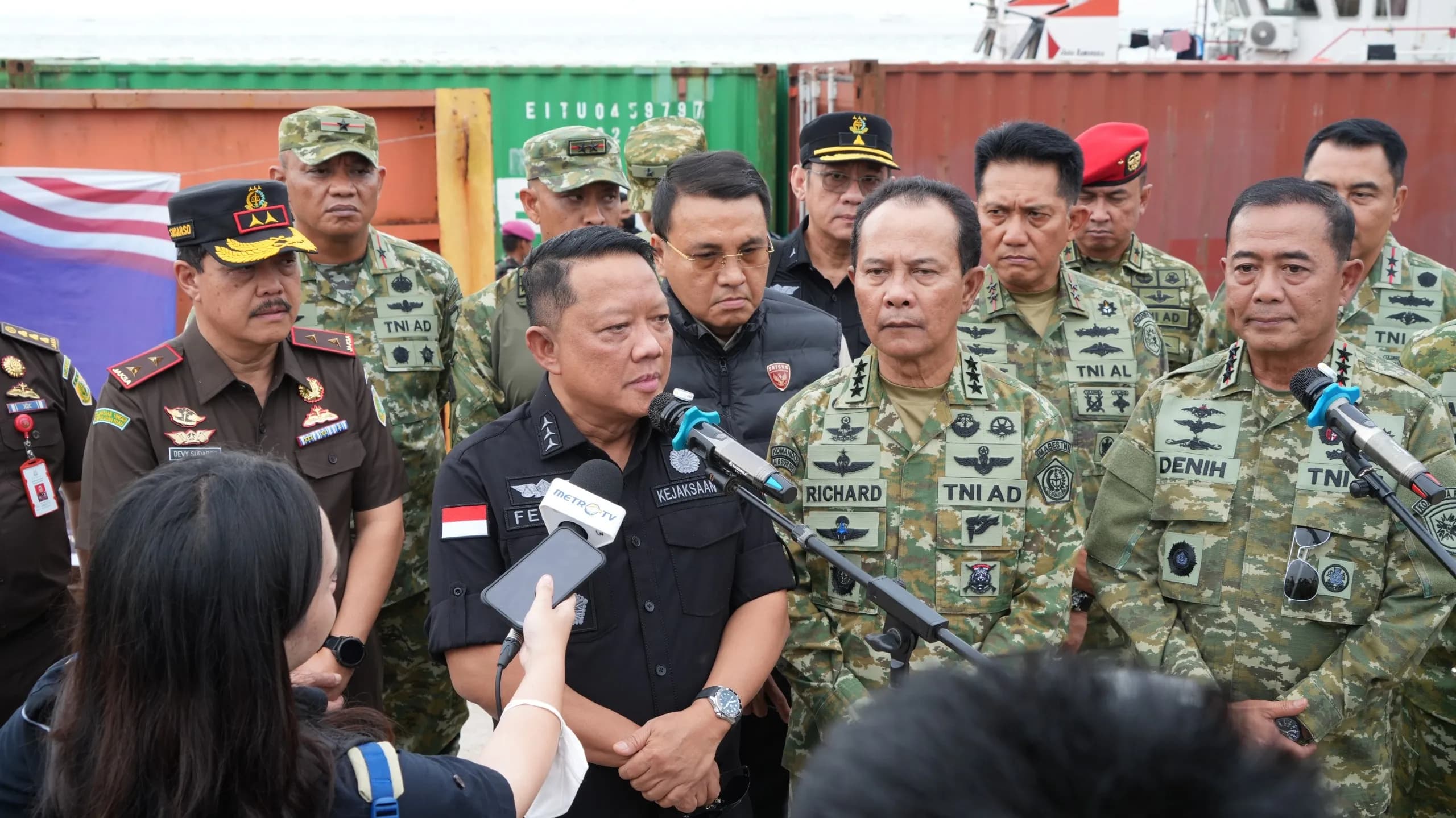 Satgas PKH bersama TNI AL dan Kejaksaan Agung membongkar dugaan penyelundupan mineral rare earth di Batam yang diduga mengandung unsur radioaktif. Aparat menemukan indikasi pelanggaran dokumen ekspor, potensi pemalsuan dokumen, hingga dugaan penyalahgunaan wewenang dalam tata niaga mineral strategis nasional. (Foto: Dok MI)