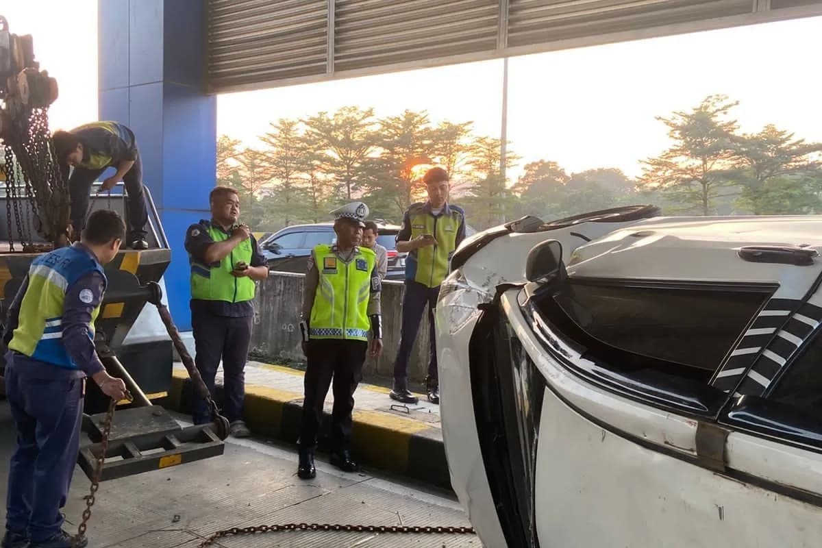 Sopir Diduga Mengantuk, Mobil Terguling di Gerbang Tol Antasari