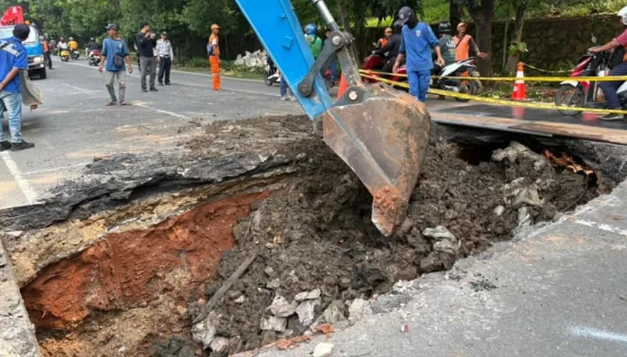 Jalan Raya Lenteng Agung Ambles, Pengendara Diimbau Lewat Jalur Alternatif