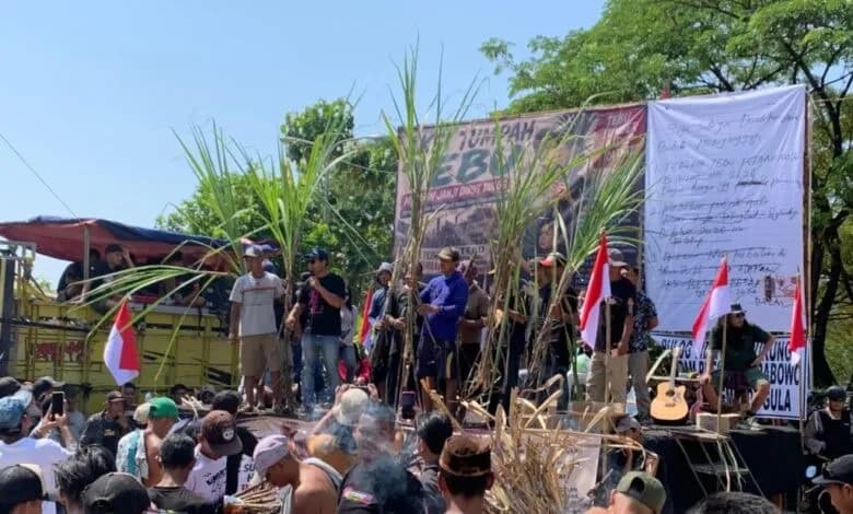 Petani Tebu Tumpahkan Hasil Panen di Depan PG GMM Blora, Tagih Kepastian dan Ganti Kerugian