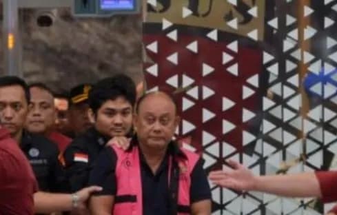 Tampang Eks Kepala BGN Dadan Hindayana Kenakan Rompi Tahanan Kejagung
