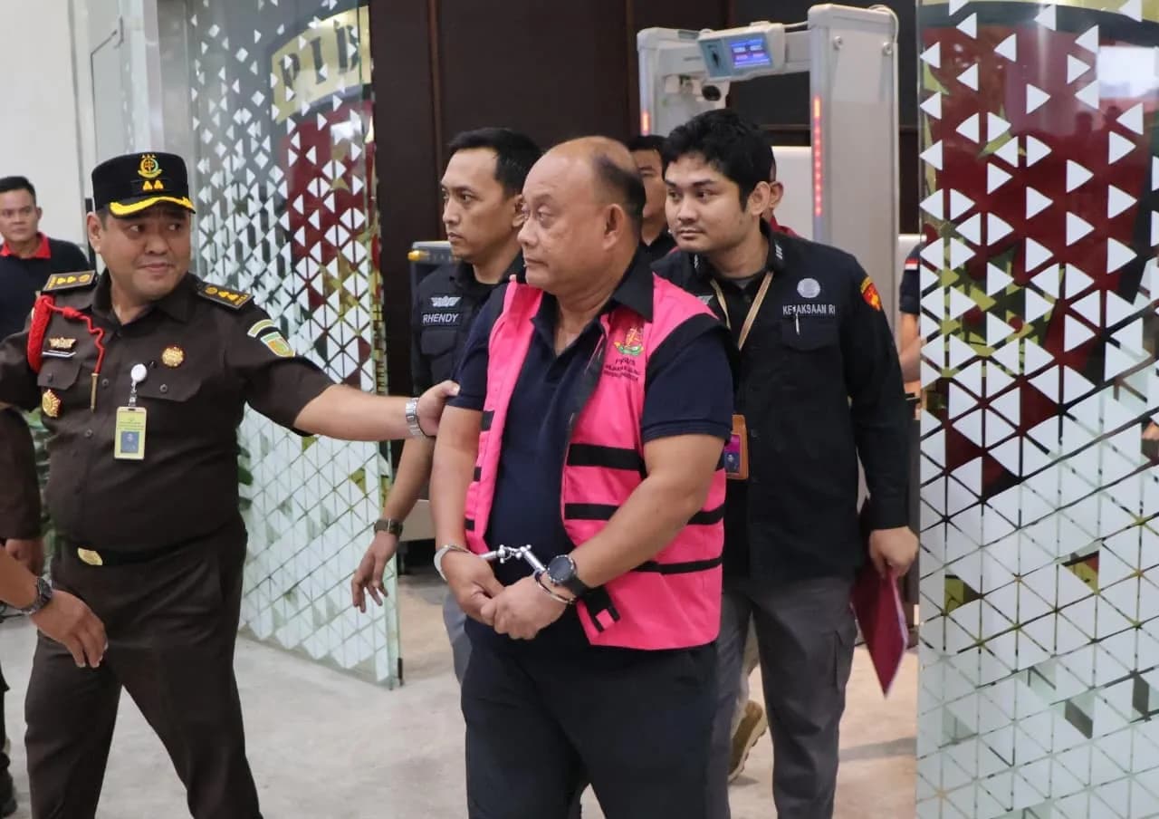 Kejaksaan Agung menetapkan mantan Kepala BGN Dadan Hindayana bersama dua mantan wakil kepala BGN sebagai tersangka dugaan korupsi tata kelola Program Makan Bergizi Gratis. Penyidik menduga para tersangka menunjuk yayasan terafiliasi sebagai mitra SPPG serta melakukan pengadaan barang dan jasa secara melawan hukum. (Foto: Dok MI/Kejagung)