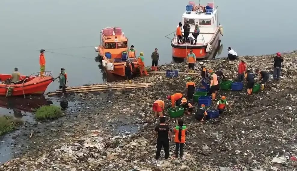Sudin LH Akui Kewalahan Hadapi Tumpukan Sampah Bak Pulau di Muara Angke Disebut Kiriman dari Darat