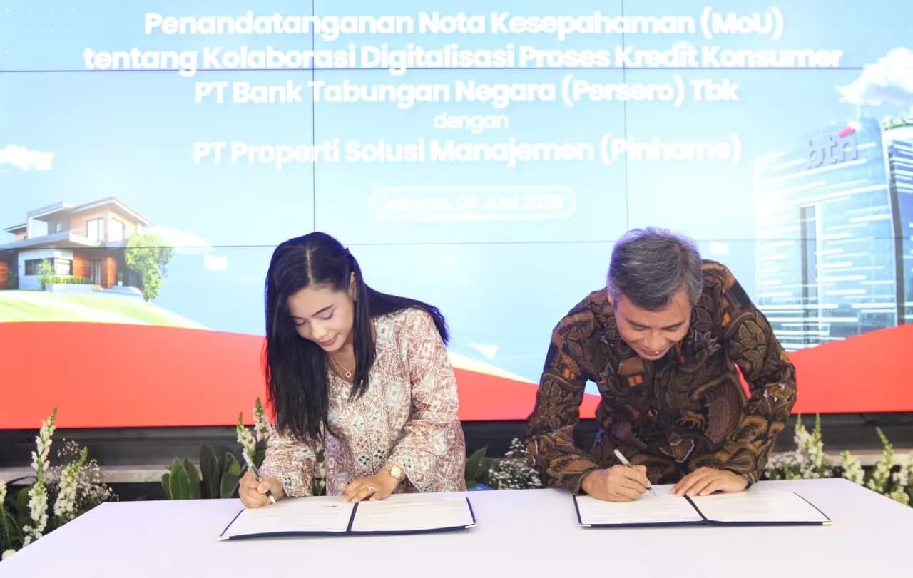 Direktur Utama BTN Nixon LP Napitupulu (kanan) dan CEO Founder Pinhome Dayu Dara Permata (kiri)