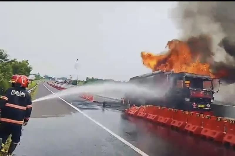 Truk Tangki BBM Bermuatan 25 Ribu Liter Terbakar di Tol Cisumdawu