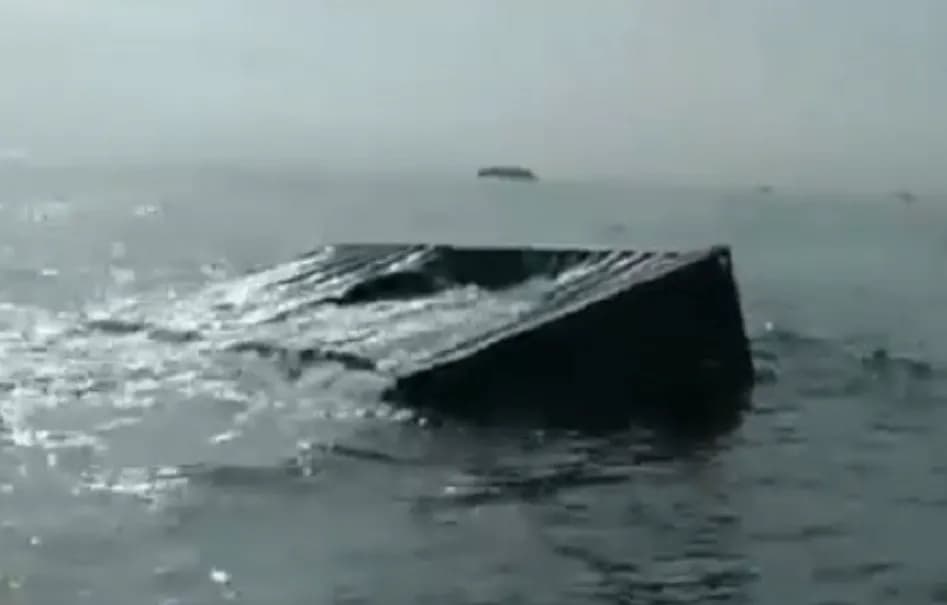 Kapal Kargo Golden Star 1 Tenggelam di Selat Singapura, 107 Kontainer Hanyut