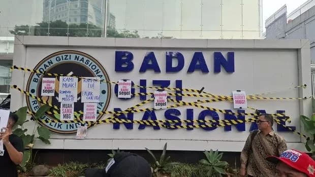 Massa Segel Simbolis Kantor BGN, Tuntut Audit Total Program MBG