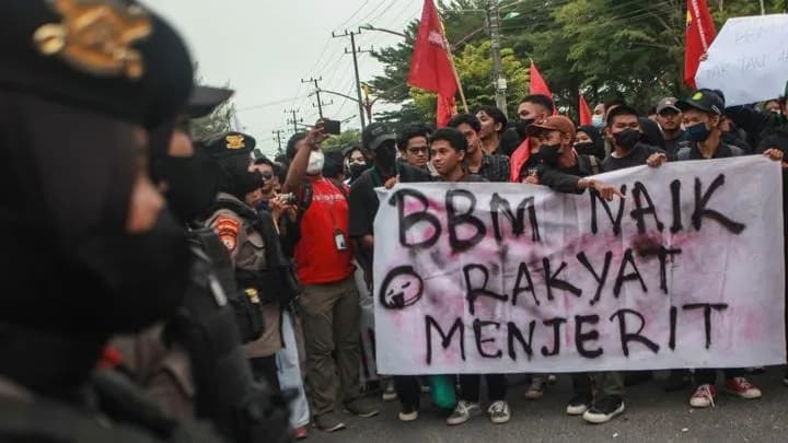 Demo Tolak Kenaikan BBM di Cikini Berujung Pembakaran Ban