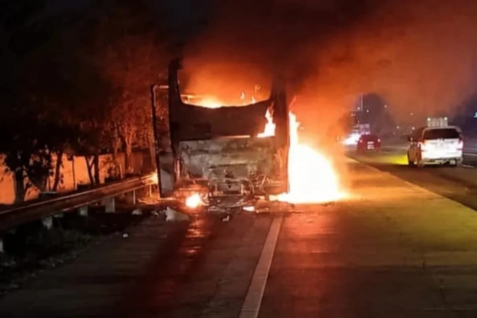 Bus PO Shantika Ludes Terbakar di Tol Japek, Berawal dari Ban Pecah Saat Melaju