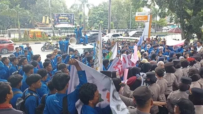 MBG Tidak Tepat Sasaran dan BBM Naik, Mahasiswa Geruduk DPRD Riau