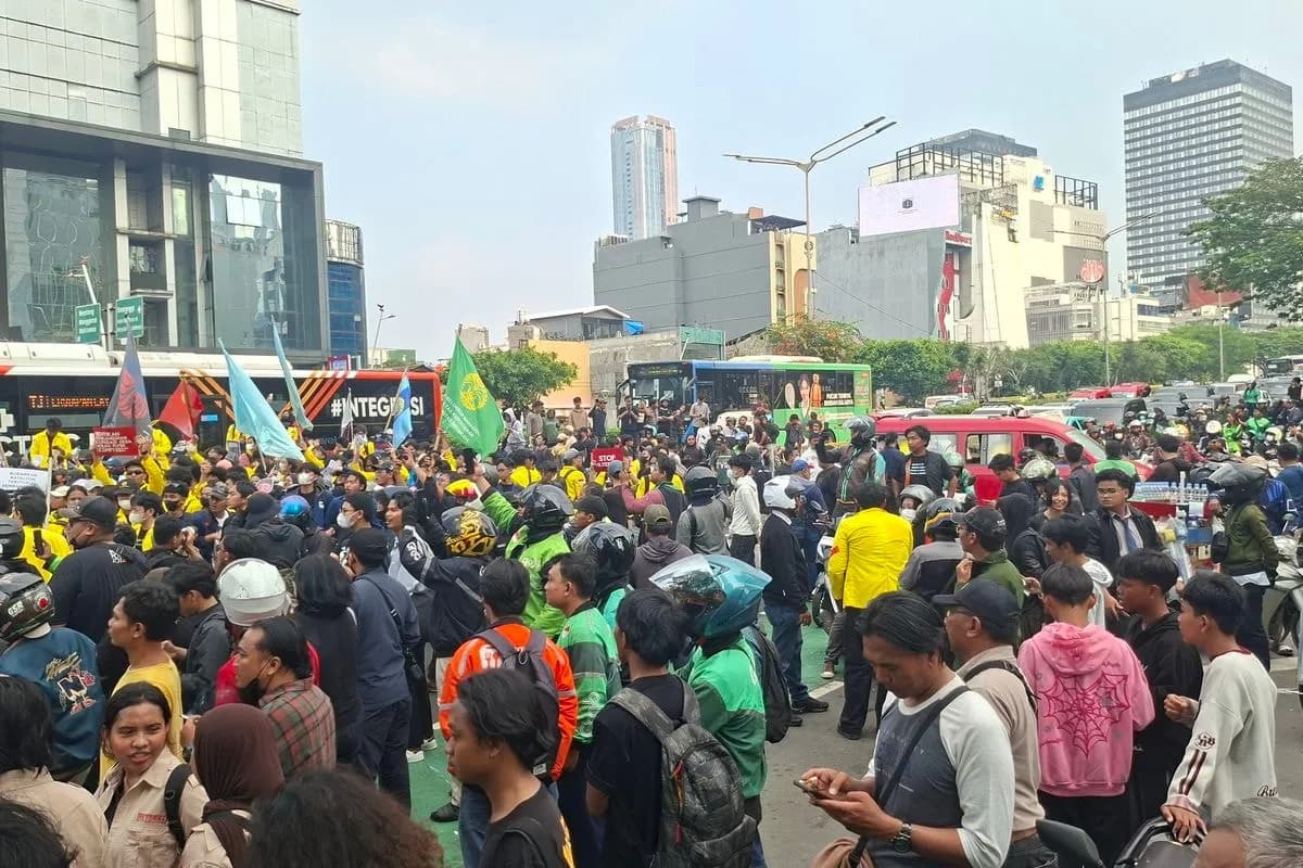 Polisi Hadang Massa Mahasiswa di Bundaran HI, Jalan Sudirman Lumpuh Total