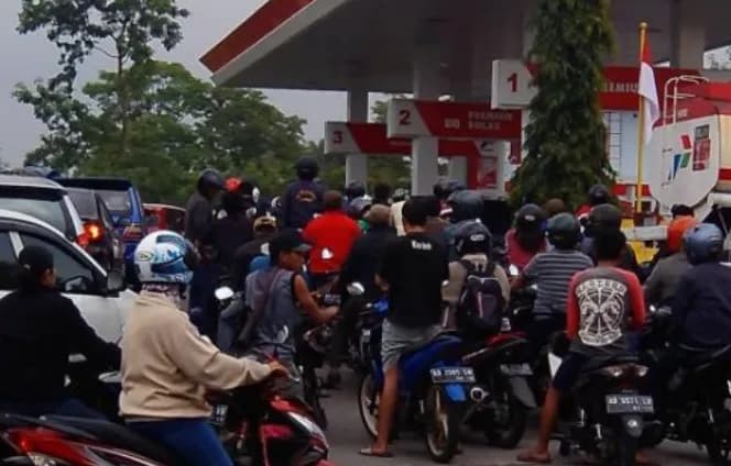 Pertamax Naik, Pertalite Diserbu Warga