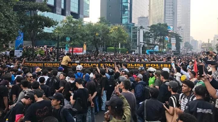 Tembus Barikade Mahasiswa Bentrok Aksi Dorong Dengan Aparat di Thamrin