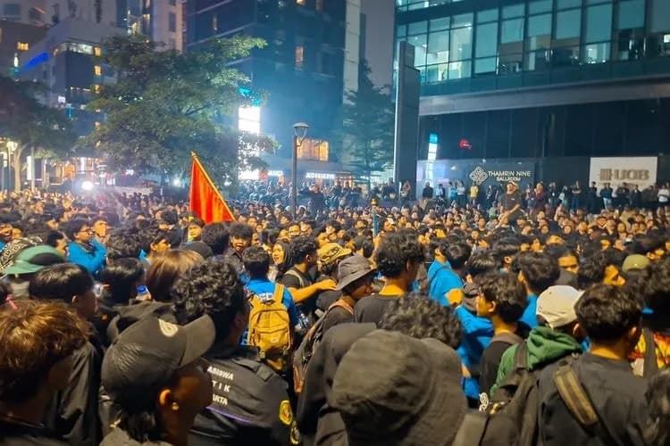 Demo di Salemba Ricuh, Massa Bakar Ban dan Tolak Bubar