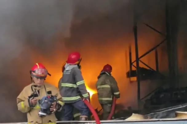 Gudang PVC di Pluit Terbakar, 14 Mobil Damkar Diterjunkan Cegah Api Meluas