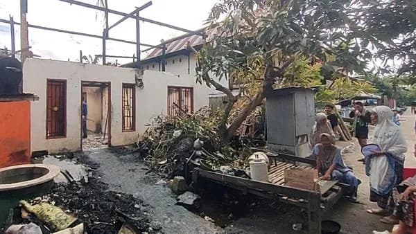 Kakek 70 Tahun Terluka Tertimpa Plafon Saat Rumahnya Dilalap Api di Polman