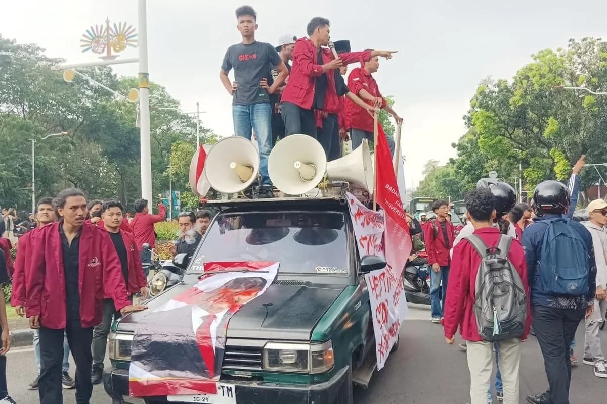 Mahasiswa UBK Dihadang Polisi, Tetap Bergerak ke Medan Merdeka Bawa Enam Tuntutan