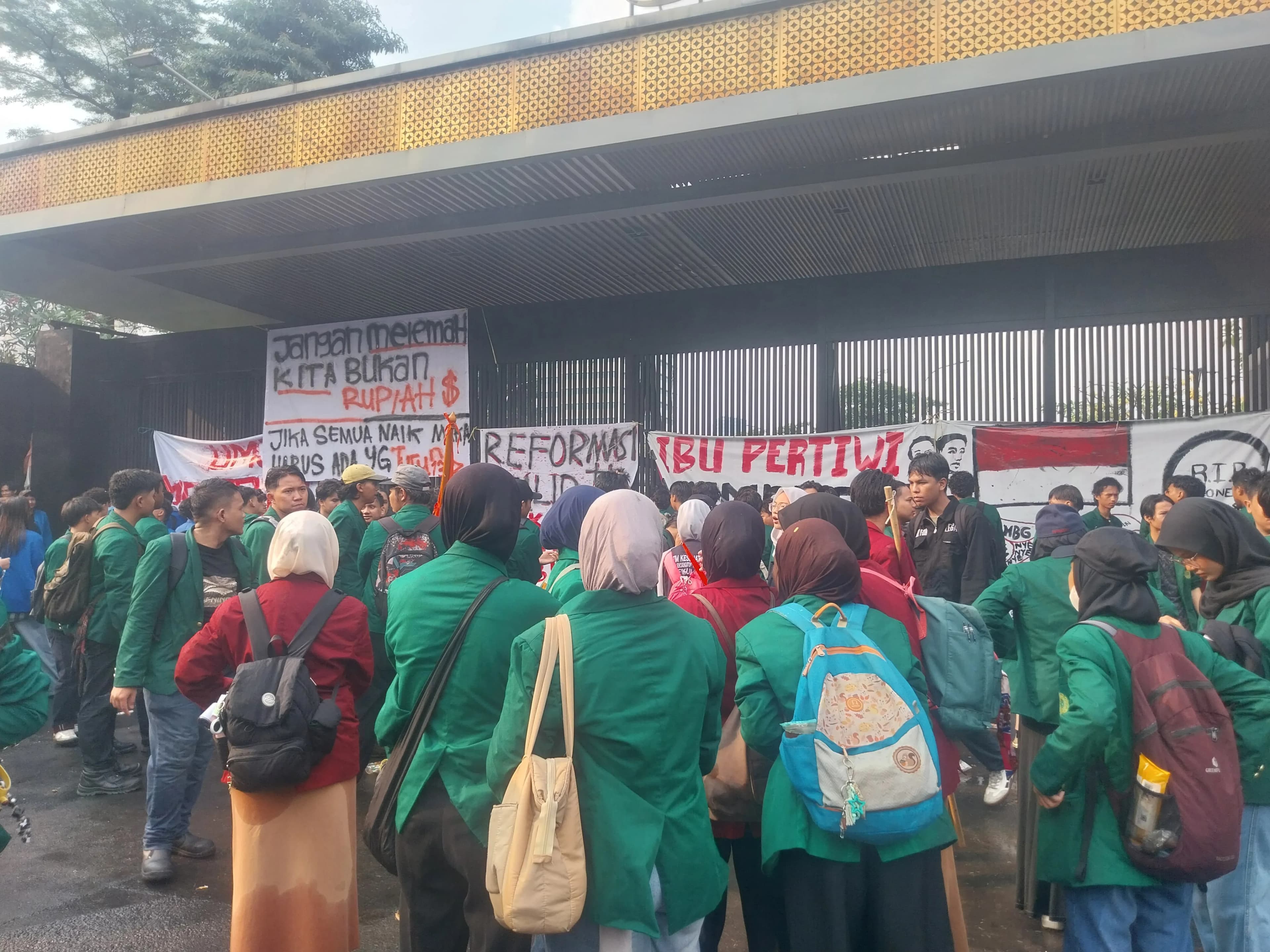 Mahasiswa Kepung DPR, Tagih Janji 19 Juta Lapangan Kerja dan Hentikan MBG