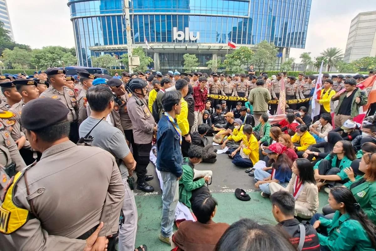 Dikepung Barikade Polisi, Mahasiswa Berorasi: "Semakin Ditekan, Semakin Melawan"