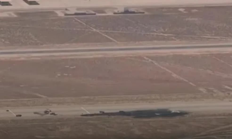 Pesawat Pembom B-52 AS Jatuh di California, 8 Orang Tewas