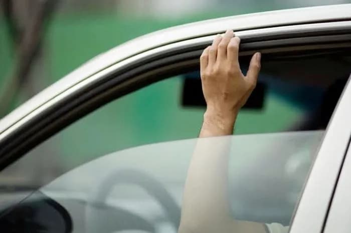 Kaca Mobil Terbuka, Penumpang Taksi Online Jadi Korban Jambret