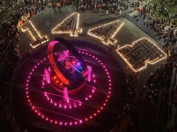 Tradisi Muharram, Ribuan Warga Ikuti Pawai Obor Dan Santap 5,5 Ton Ikan Bersama UAS