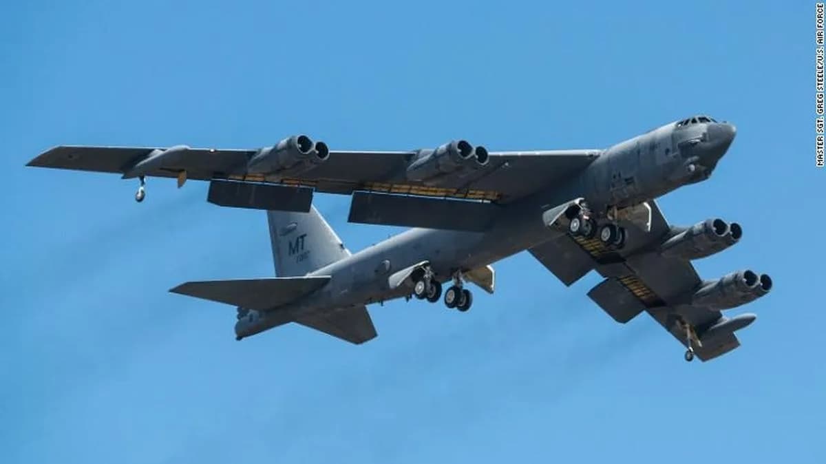 Pesawat Pengebom Nuklir B-52 AS Jatuh di California, Delapan Awak Tewas