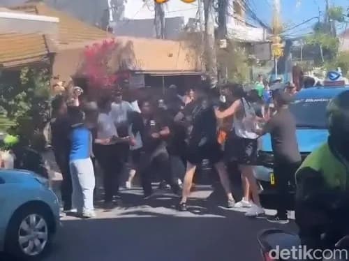 Diludahi di Jalan, Sopir Taksi Kejar Turis Asing hingga Pecah Keributan di Canggu