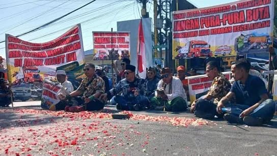 Jalur Maut Pasuruan Kembali Diprotes, Warga Gelar Tahlilan di Tengah Jalan Usai 9 Korban Tewas