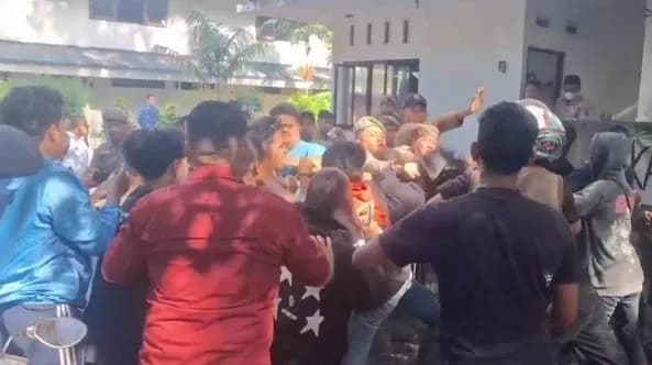 Demo PKL Makasar Memanas, Oknum Satpol PP Lakukan Pemukulan
