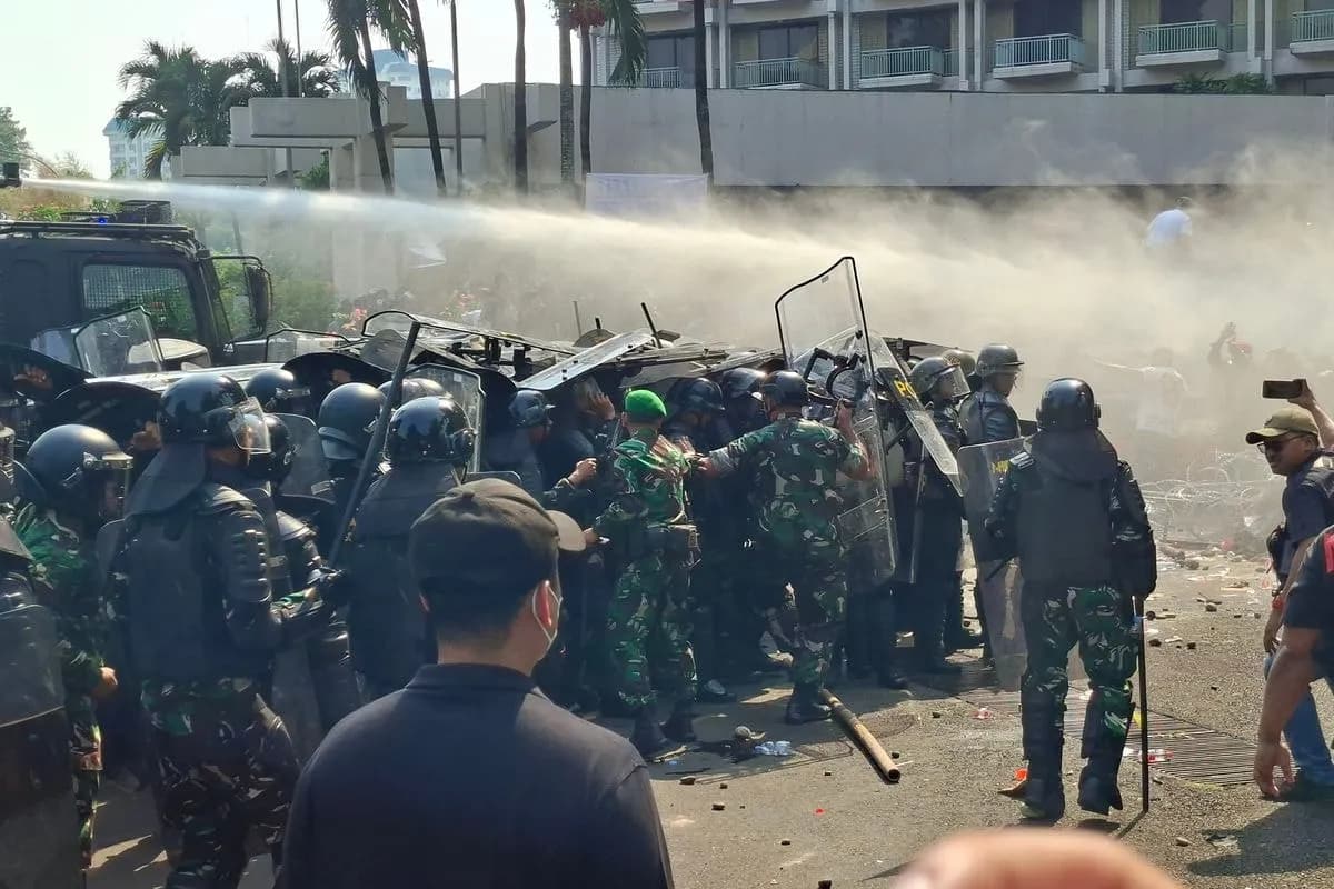 Ricuh Eksekusi Hotel Sultan, Massa Lempar Batu ke Aparat Dan Jurnalis