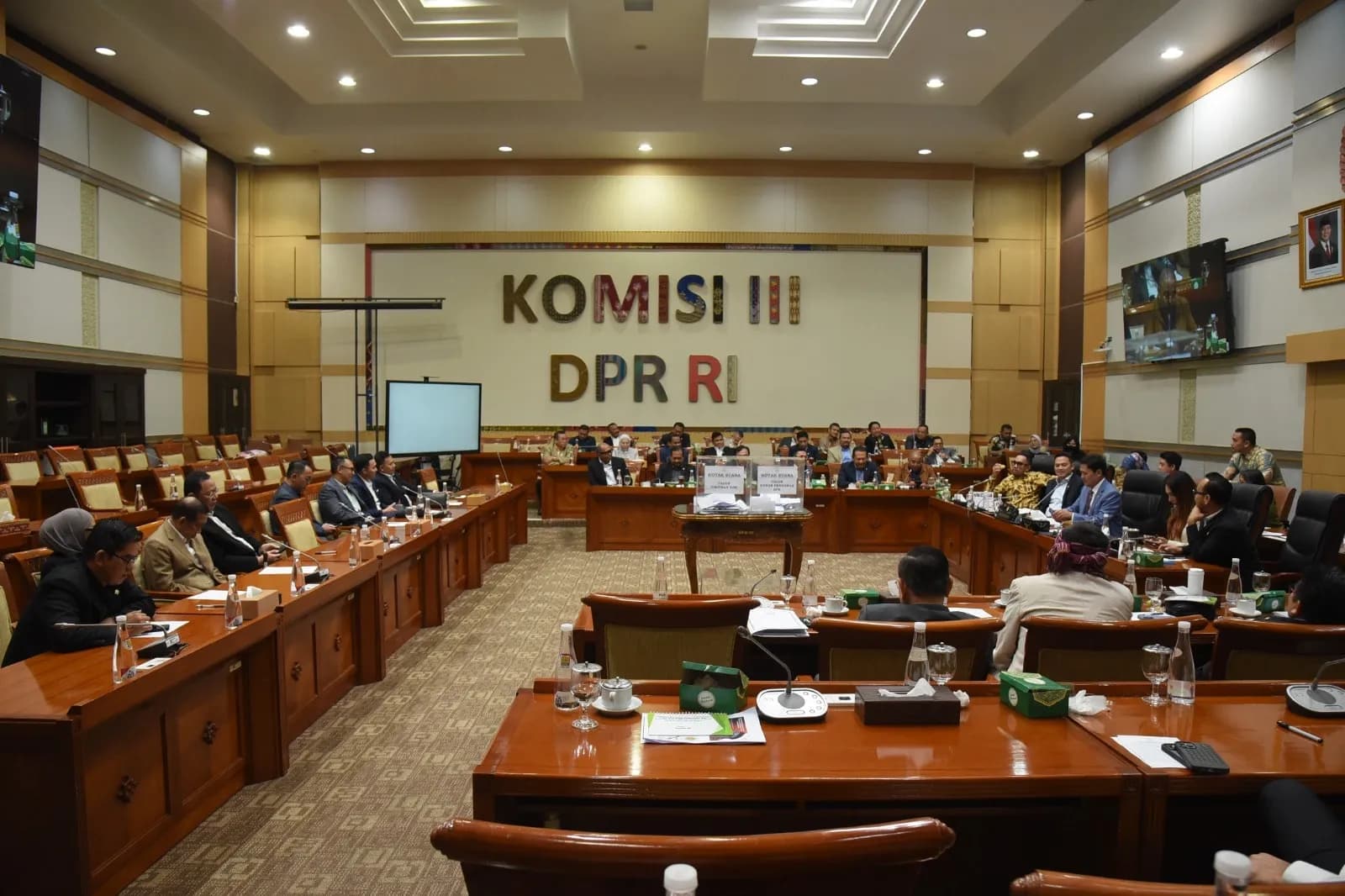 Tangis Jemaah Hanania Travel Pecah di DPR: Sudah di Bandara, Umrah Dibatalkan