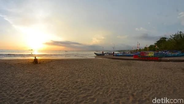 Tumpahan 8.000 Ton Batubara Ancam Wisata Pangandaran, Laut Biru Berubah Hitam
