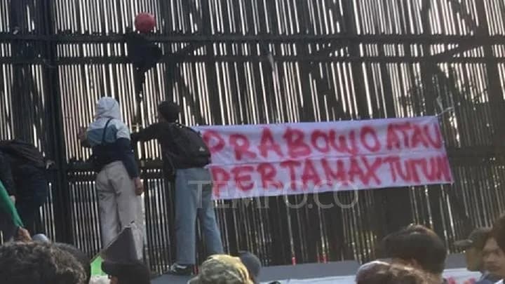 Geruduk DPR, Mahasiswa: "Yang Turun Pertamax atau Prabowo?"