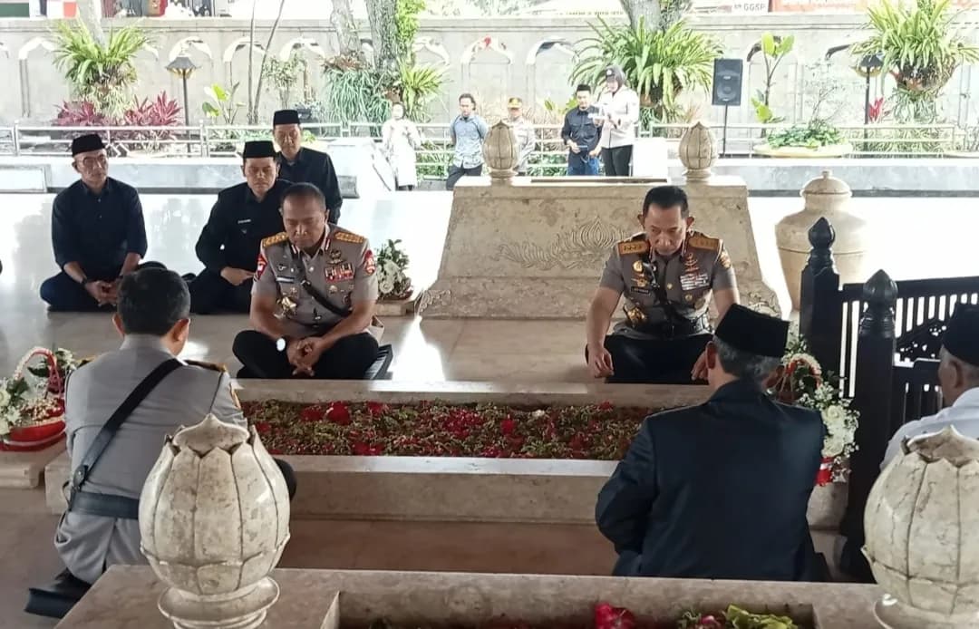 Jelang Hari Bhayangkara ke-80, Kapolri Ziarah ke Makam Bung Karno dan Gus Dur, Serap Spirit Kepemimpinan Bangsa