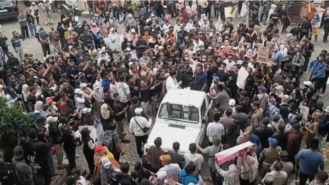 Ribuan Pekerja Dapur MBG Kepung DPRD Jember, Tolak Penutupan MBG