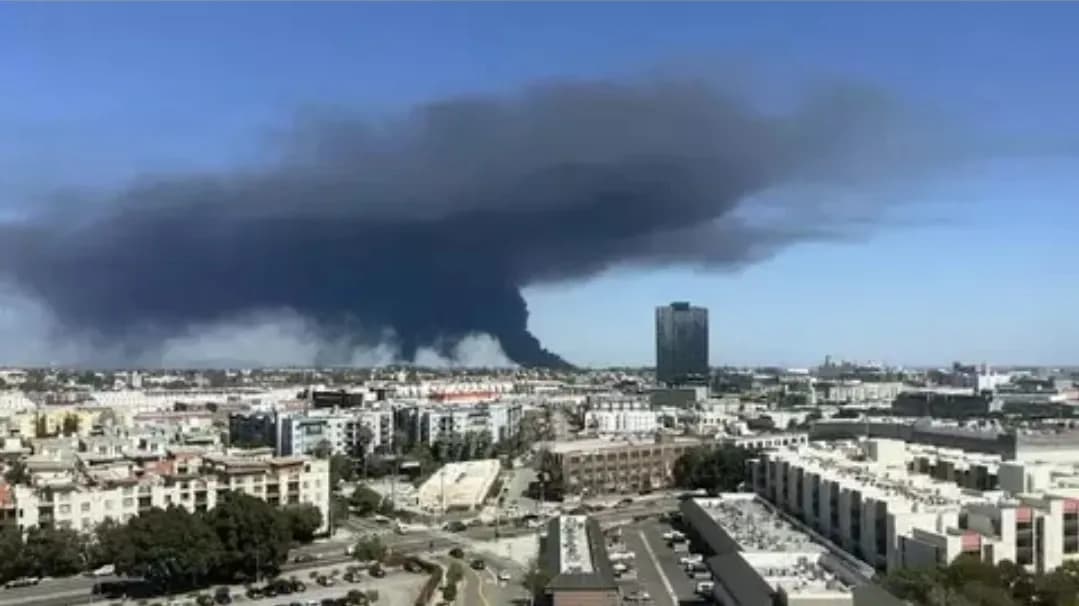 Los Angeles Status Darurat, Kebakaran Gudang Raksasa Lumpuhkan Aktivitas