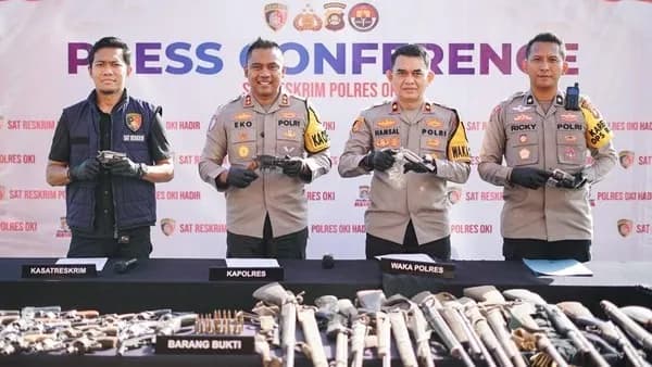77 Senjata Rakitan Diserahkan Warga Ke Polisi dan 3 Tersangka Ditangkap