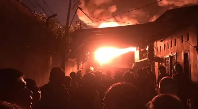 Kebakaran Hebat Pabrik Mainan di Medan Merembet ke Rumah Warga