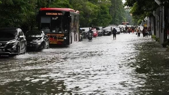 Surabaya Lumpuh Diguyur Hujan, Banjir Kepung Sejumlah Ruas Jalan