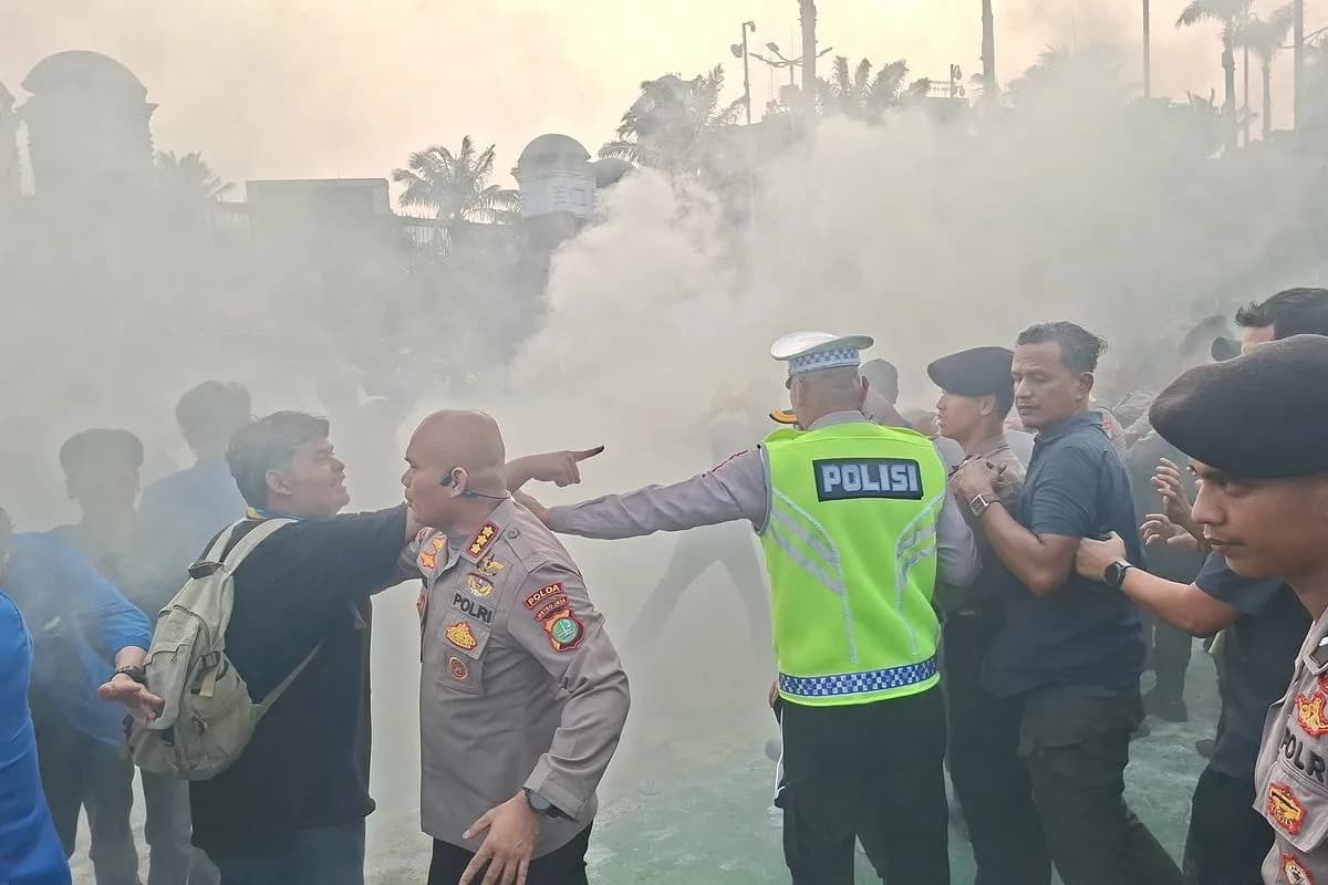 Demo Mahasiswa di DPR Memanas, Massa dan Polisi Terlibat Bentrok