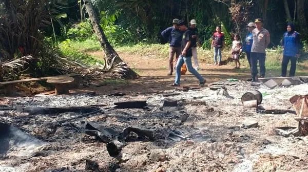 Pria di Luwu Timur Bakar Rumah Pemberian Mertua Hingga Rata Dengan Tanah