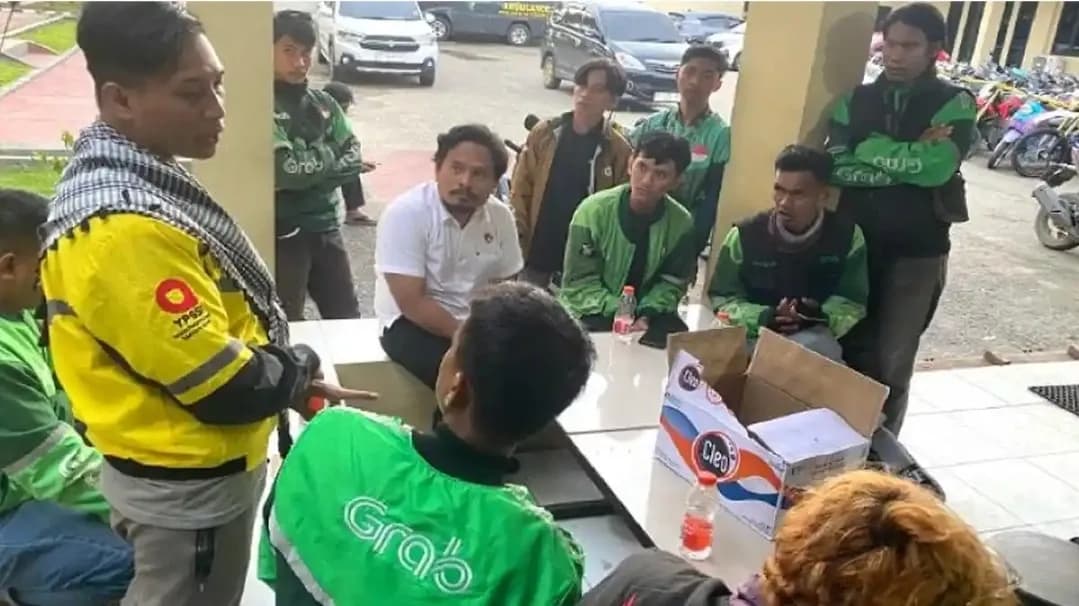 Driver Ojol Diserang Brutal di Pelabuhan Kendari, Helm Pecah Dihantam Balok