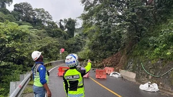 Lembah Anai Lumpuh! Longsor Jalur Padang–Bukittinggi, Ribuan Pengendara Terdampak