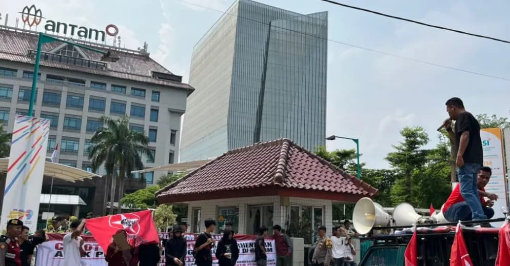 Ratusan Massa Geruduk Kantor Antam, Desak Usut Dugaan Korupsi Smelter dan PLTU Halmahera Timur