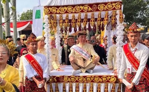 Jokowi Sandang Gelar Adat 'Baginda Pemuka Bangsa' saat Safari Politik di Lampung