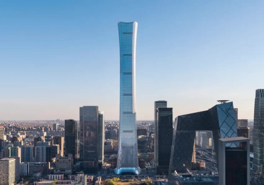 Pesawat Ringan Tabrak Gedung Tertinggi di Beijing, Pilot Tewas