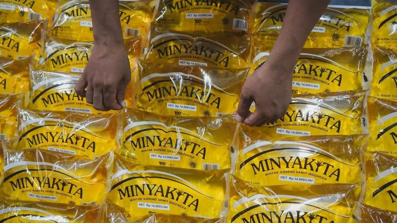 Minyakita Diduga Tercemar, Puluhan Warga Sragen Kembalikan Bantuan Karena Bau Solar